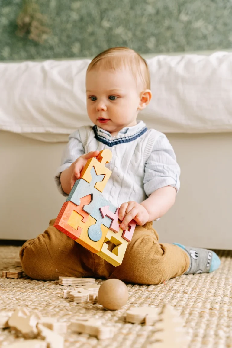 Bambino che gioca con un puzzle educativo in legno