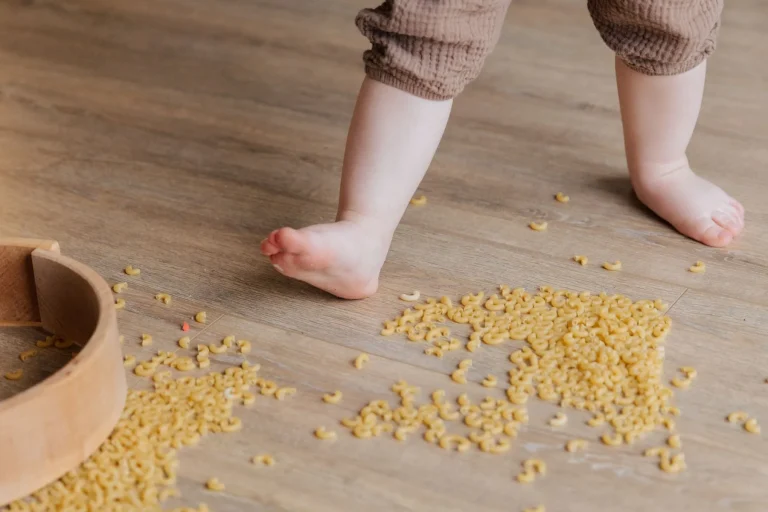 Bambino che esplora diverse consistenze con i piedi
