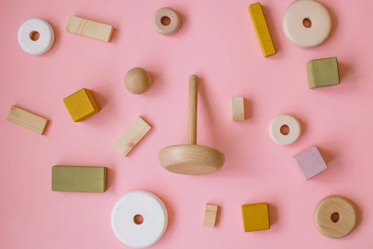 Materiali e giochi educativi in legno per attività Montessori