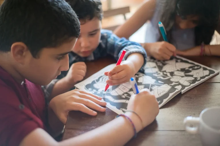 Bambini impegnati insieme in un activity book